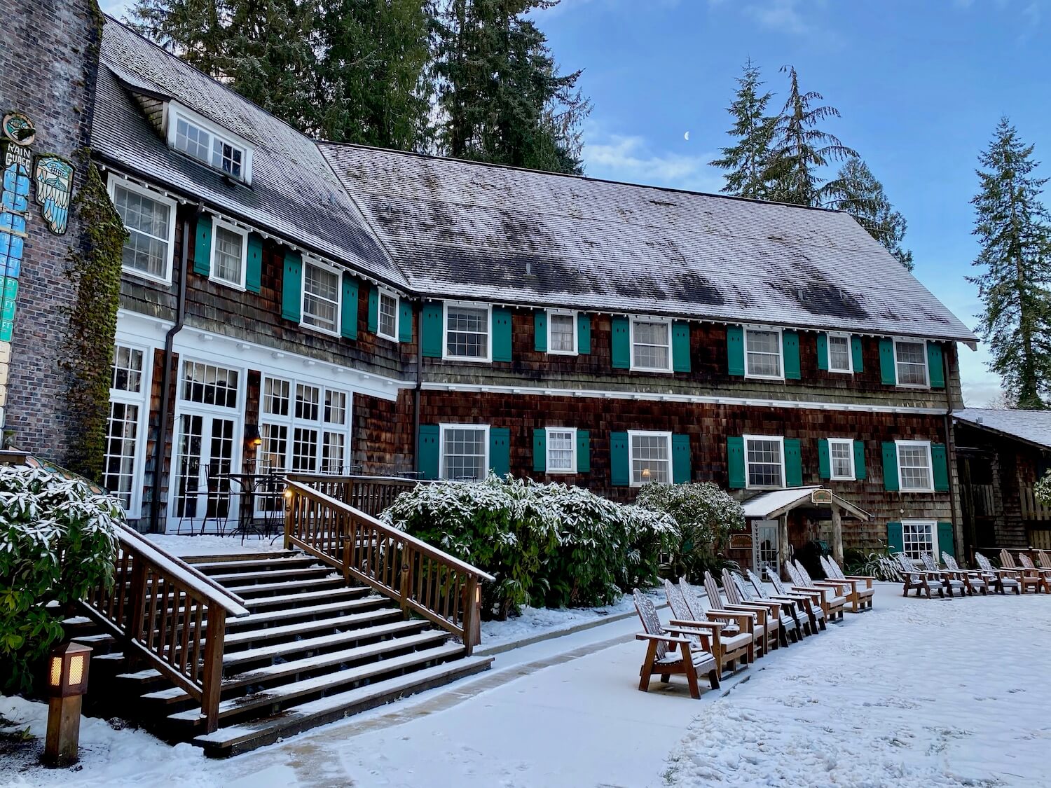 No visit to the Olympic Peninsula is complete with out an explore around majestic of Lake Quinault Lodge, which is two levels of paned windows with green shutters and a dorm window that pops out. Stairs lead from the deck of the lodge to a snowy lawn with aiderondeck chairs lightly dusted with snow.